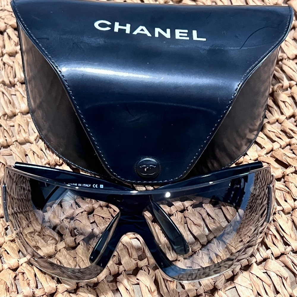 Chanel sunglasses no scratches brand new.